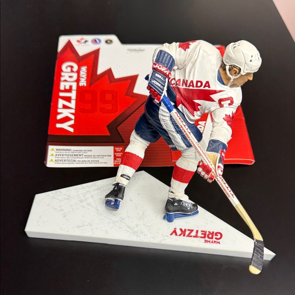 Wayne Gretzky Hockey Figurine - Red and White